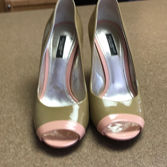 Dolce Gabbana Patent leather nude & pink peep toe pumps - Picture 2 of 8